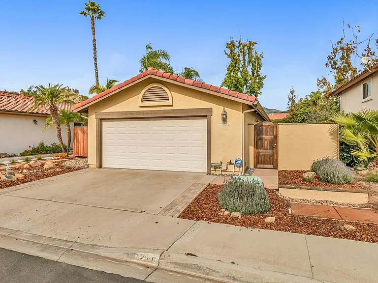 2166 Pueblo Gln — Photo 2