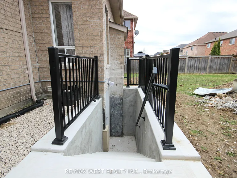 152 The Queensway #BASEMENT — Photo 3