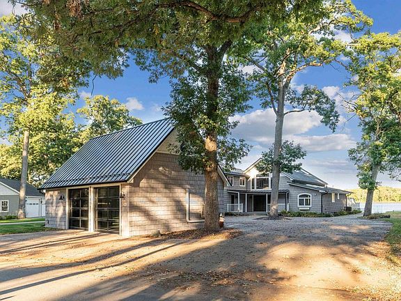 3rd image of 21604 River Rd N