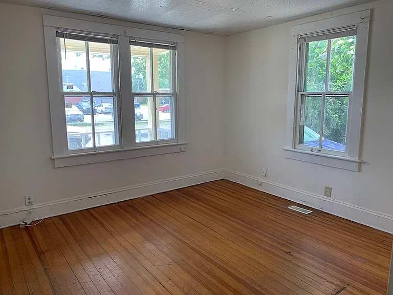 4610 Killam Ave — Photo 2