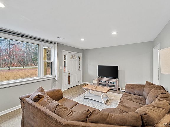 3rd image of 1305 W Chapel Dr