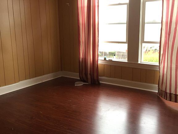 3rd image of 476 Hanover St