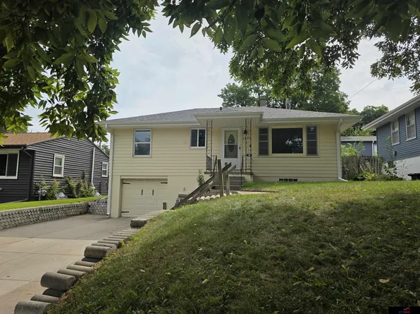 2827 S 39th St, Omaha, NE 68105