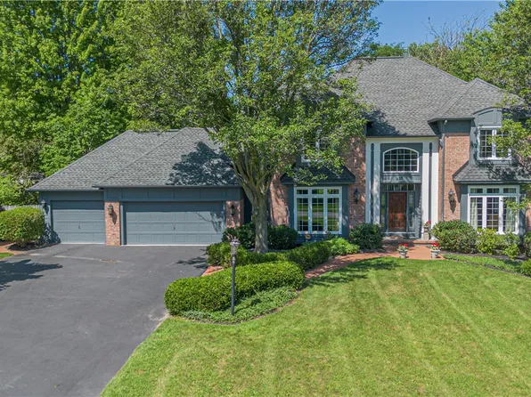 15 Vineyard Hl, Fairport, NY 14450