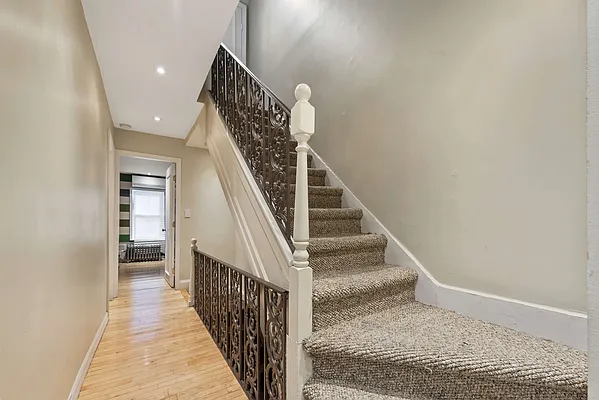 Sold by Behfar Team LLC | media 22