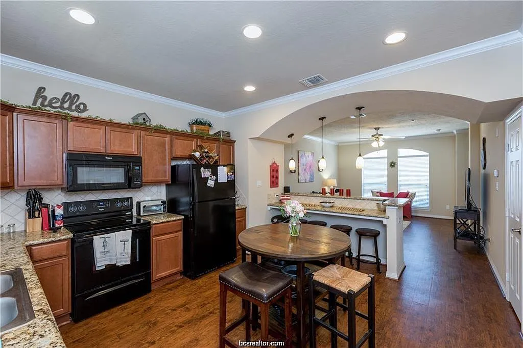 4 bed, 4.5 bath, 1856 sqft, $500 — Photo 3