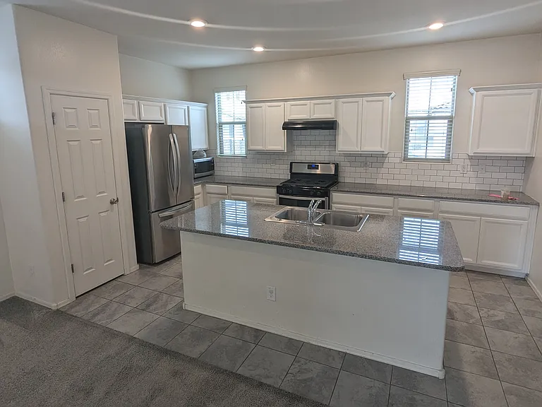 47 E Constitution Dr — Photo 9