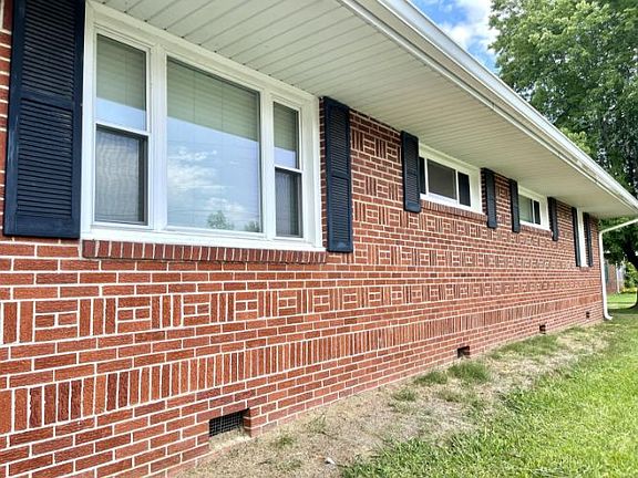4th image of 247 Carver St