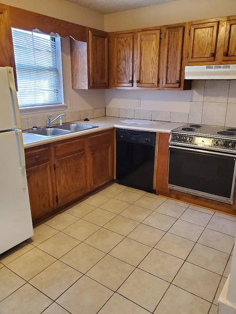 2 bed, 900 sqft, $815 — Photo 1
