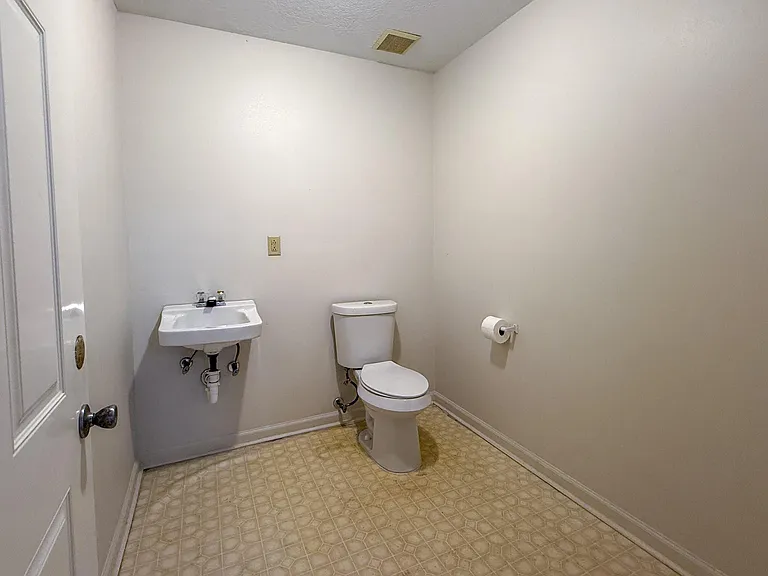 26605 E River Rd #A — Photo 16