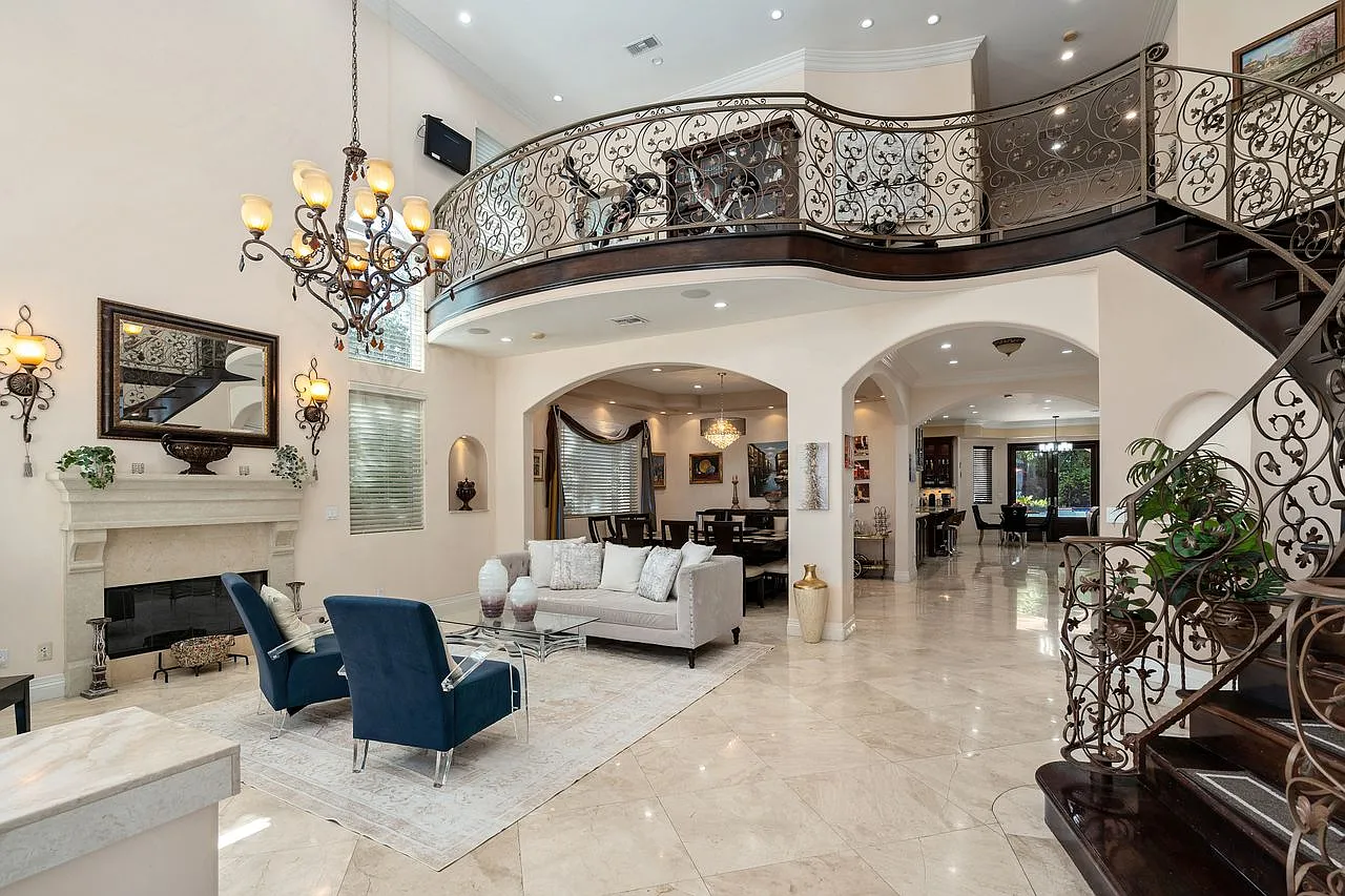 5 bed, 5000 sqft, $14,000 — Photo 4