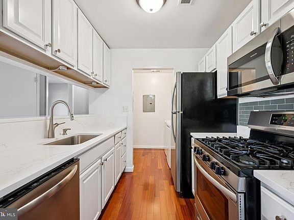 3rd image of 706 Woodhollow Dr