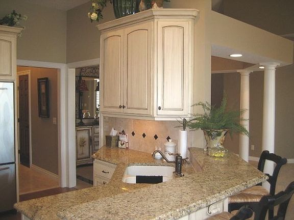 Granite cntrtop w/raised bar area, granite composite sink /bronze faucets