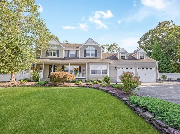 4 Vera Court, Centereach, NY 11720
