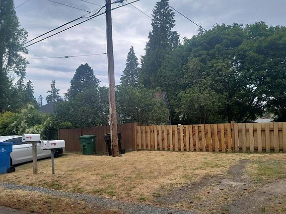 3rd image of 1010 NE Serpentine Pl