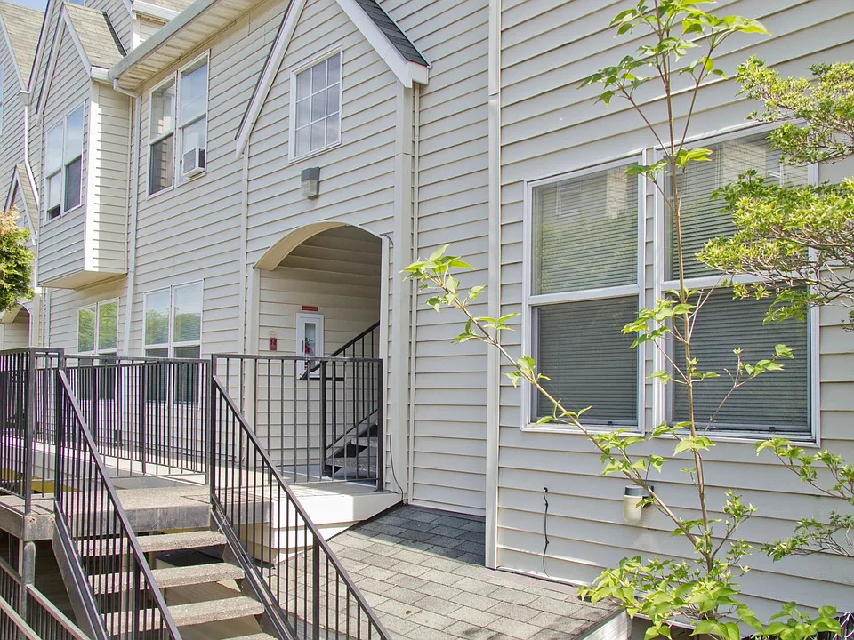Hoodview Apartments
