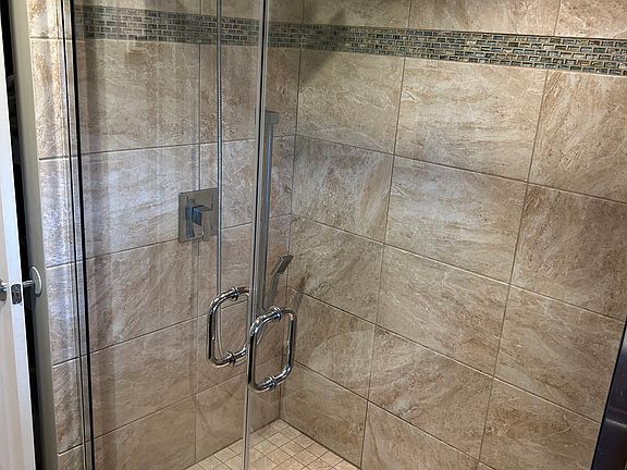 5th image of 111 Blackthorn Dr