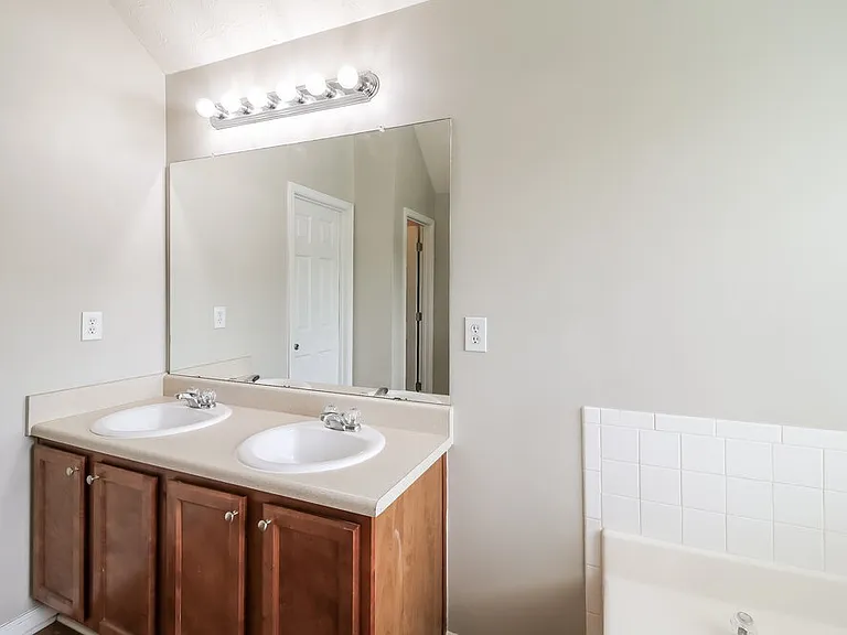 112 Garrison Ln — Photo 13
