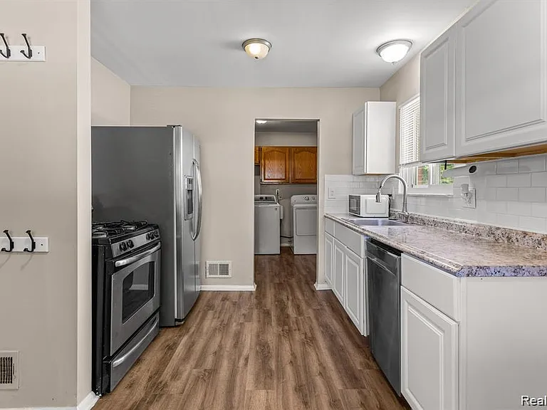 25469 Powers Ave — Photo 6