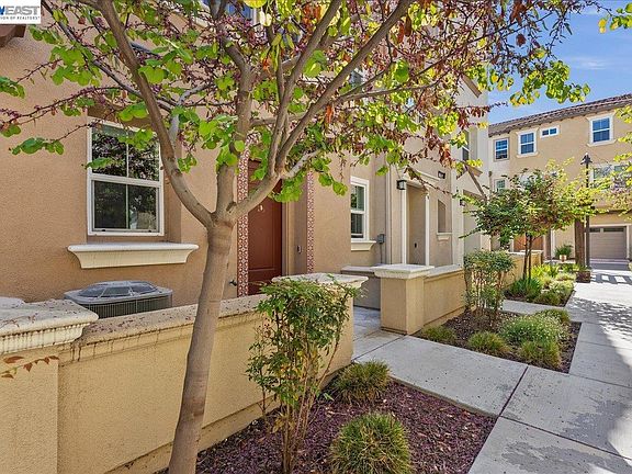 2nd image of 730 Amalfi Loop