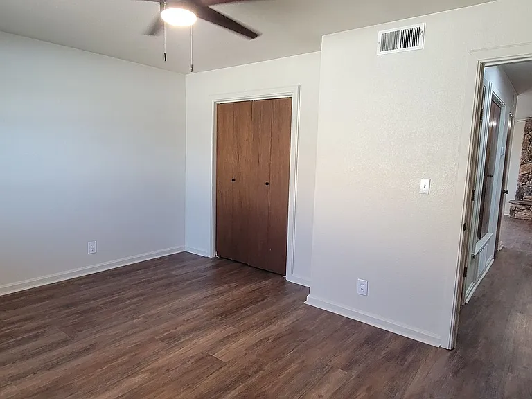 800-804 Laurelwood Dr — Photo 15