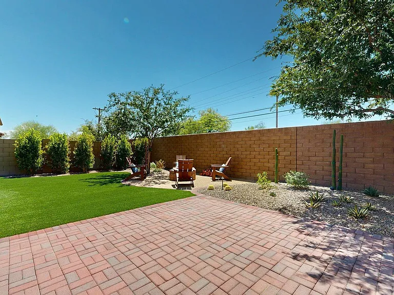 209 E Beatryce St — Photo 2