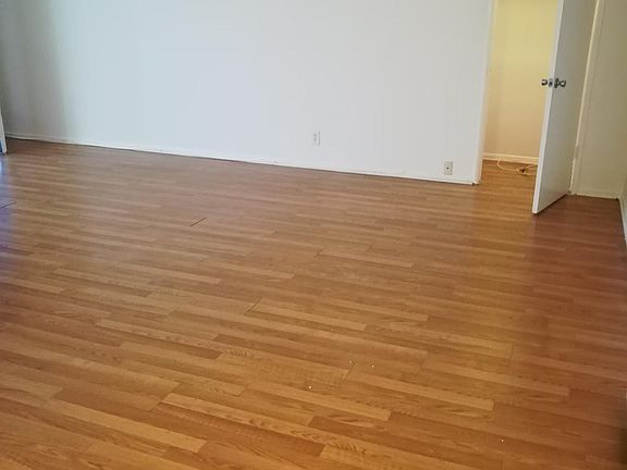 5th image of 14254 Burbank Blvd APT 2
