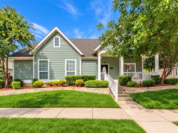 1009 Greenview Ln, Aubrey, TX 76227