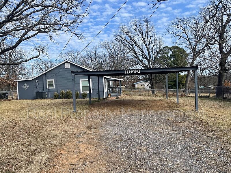 1st image of 1030 Oak Dr