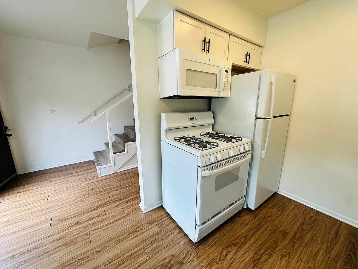 Building Photo - 201 Ladera St #7