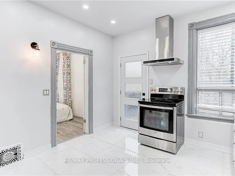 285 Hess St S — Photo 12