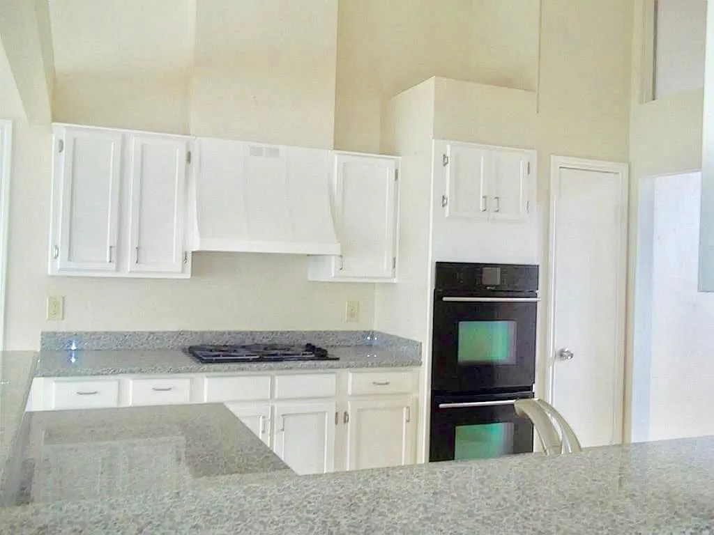 3 bed, 2.0 bath, 1686 sqft, $1,800 — Photo 3
