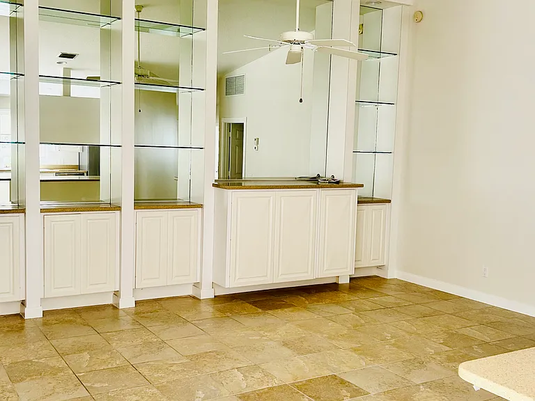 15401 Orlanda Dr — Photo 9