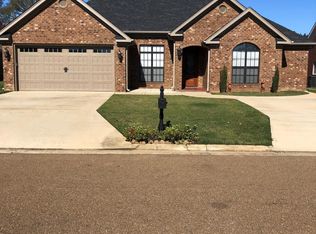 150 Saint Charles Pl, Grenada, MS 38901