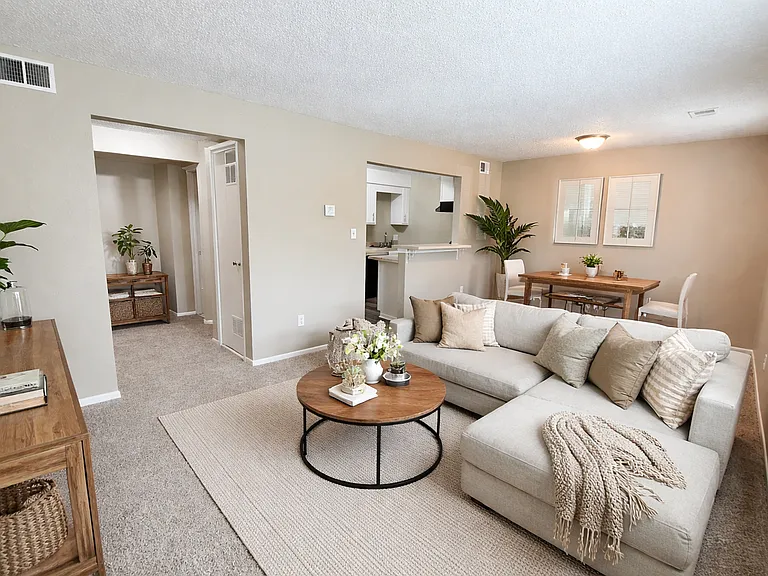 1712 S Ash Ave — Photo 3