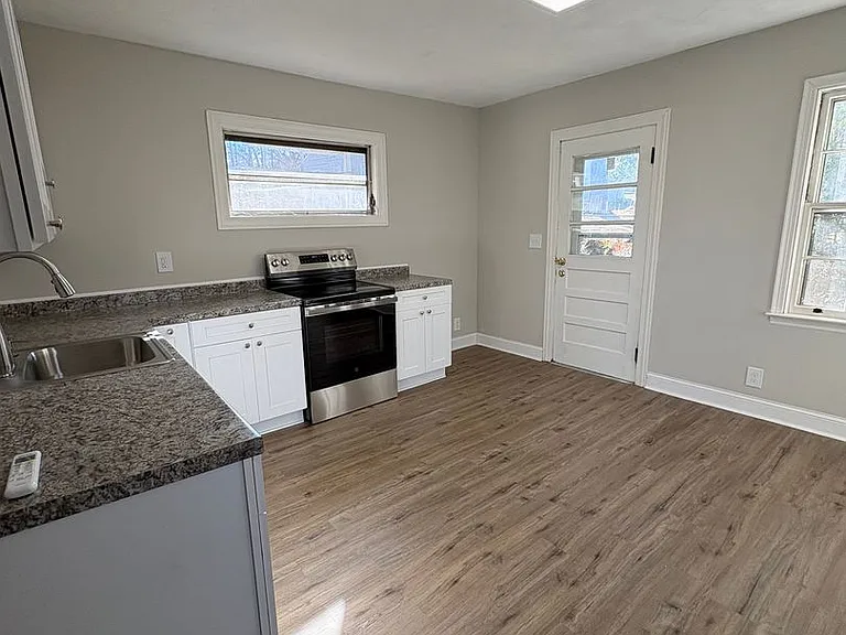 3 bedroom 3 bath in Spartanburg with Lots of Space Workshop in the garage!! — Photo 14