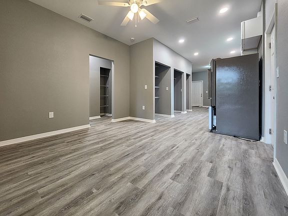 3rd image of 104 Oasis Ct