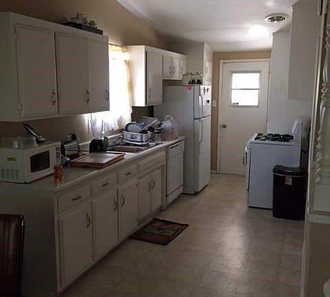 5th image of 449 N Begonia Ave