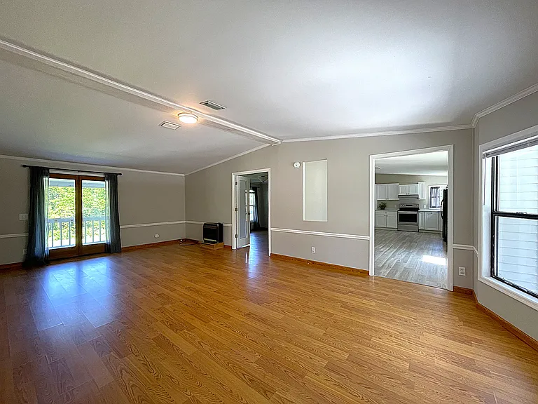 512 Howard Gap Rd — Photo 7