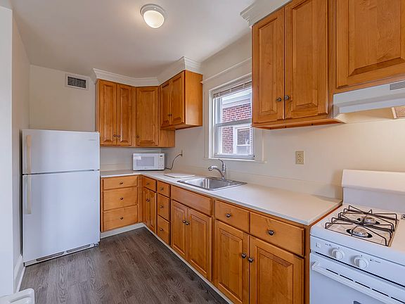 3rd image of 876 W Lancaster Ave APT 34