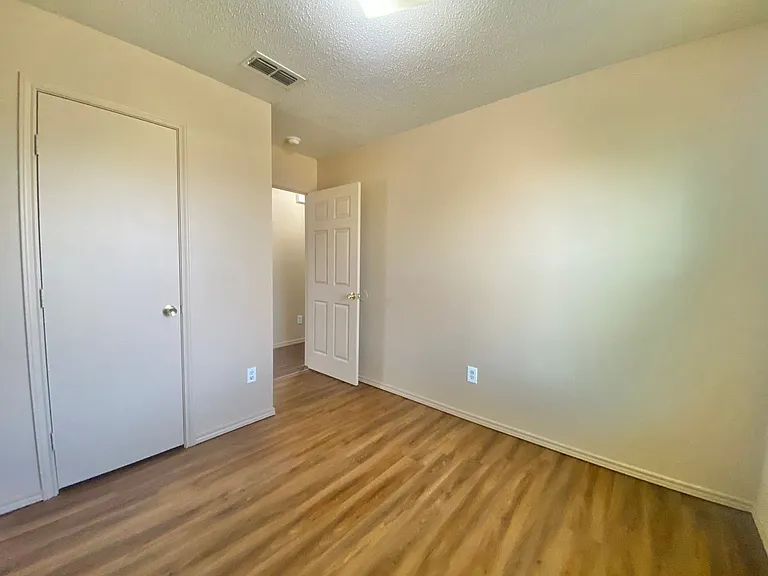 3318 Itasca St — Photo 10