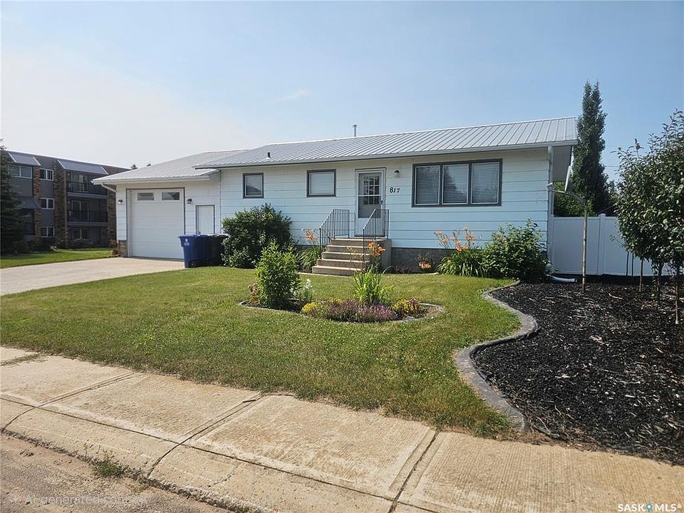 1st image of 817 2nd STREET W