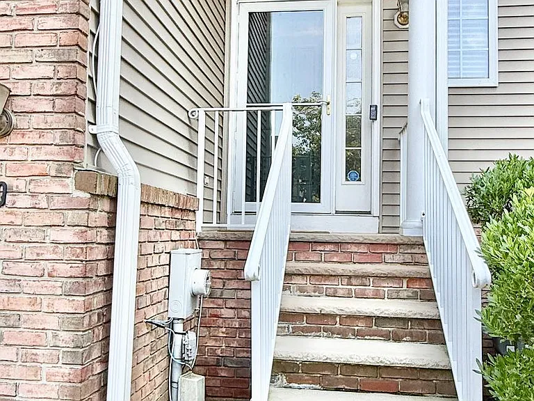 40 Truman Ave — Photo 2