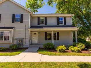 288 Meadowcreek Dr, Pewaukee, WI 53072