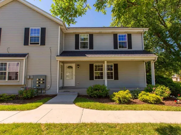 288 Meadowcreek Dr, Pewaukee, WI 53072