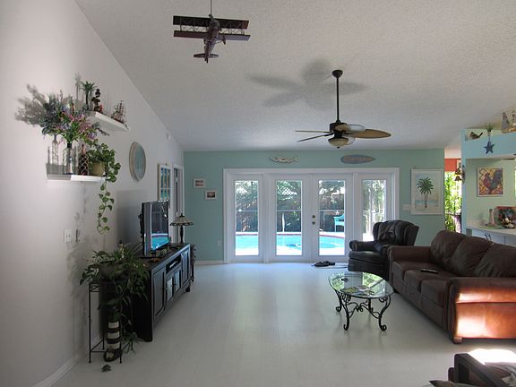 3rd image of 726 Crystal Dr