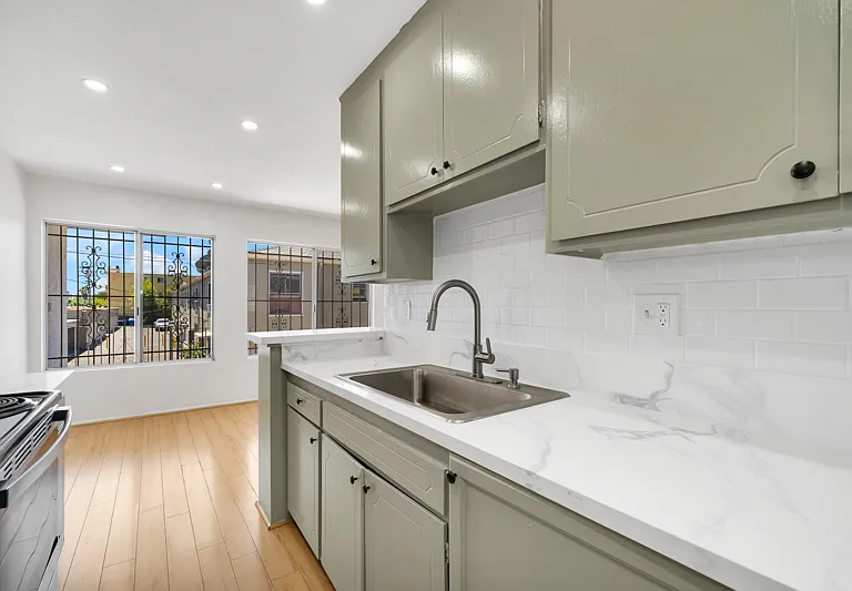 200 N Oxford Ave #11 — Photo 8