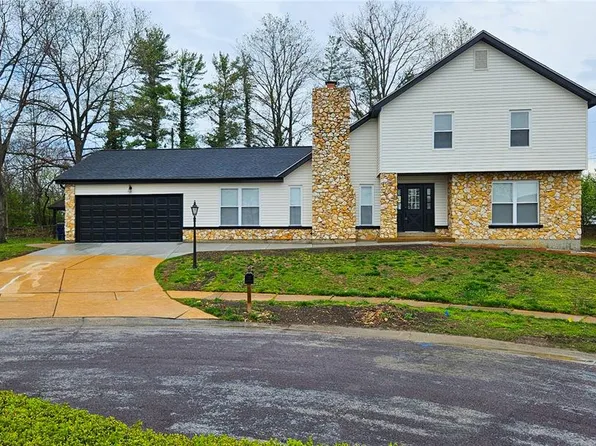 5039 Amber Place Dr, Saint Louis, MO 63128