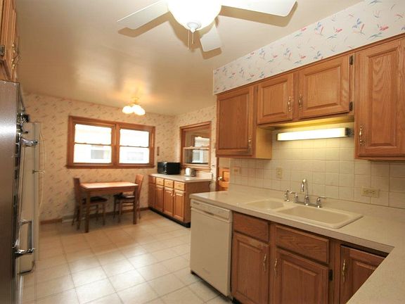 3rd image of 4842 N Nagle Ave