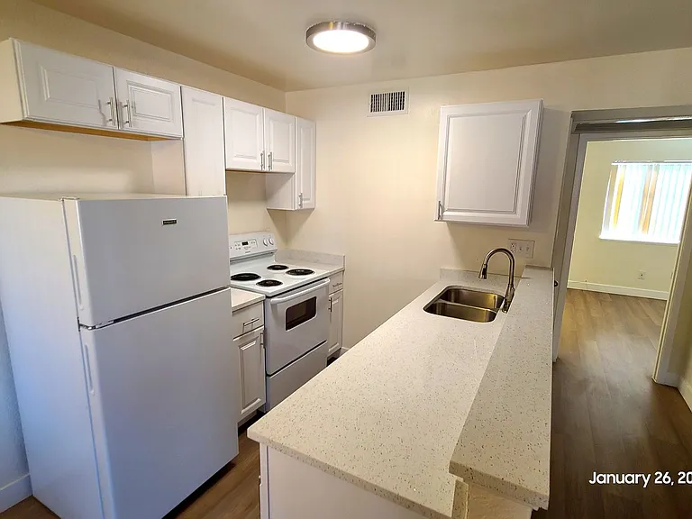 126 E Mohave Rd — Photo 2
